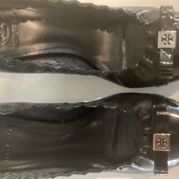 Tory Burch Romy Patent Cap Toe Bow Logo Heels Black Ruffle Size 7.5 M - Picture 8 of 12